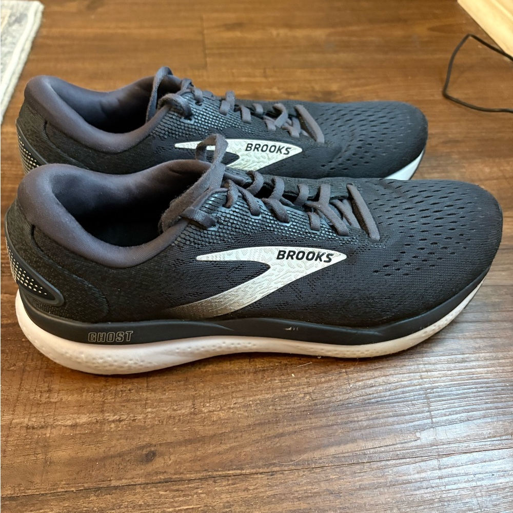 Brooks Ghost 16 Black and White Running Shoes men’s size 11.5